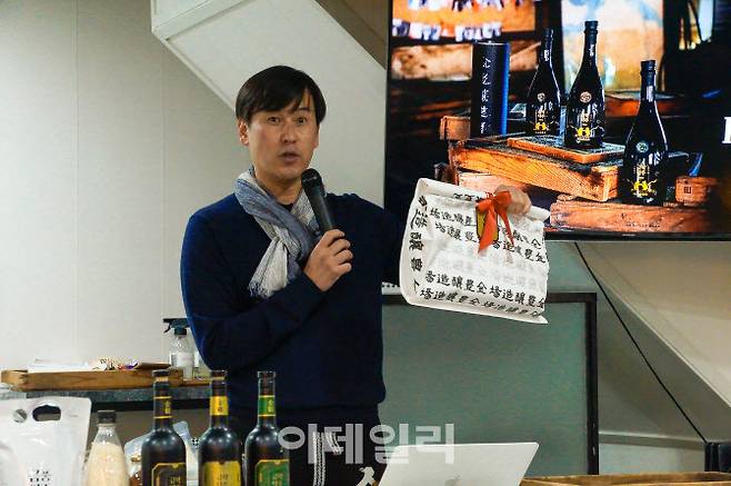 쌀 포대를 재활용한 포장지를 들어 보이고 있는 양태석 금풍양조장 대표.