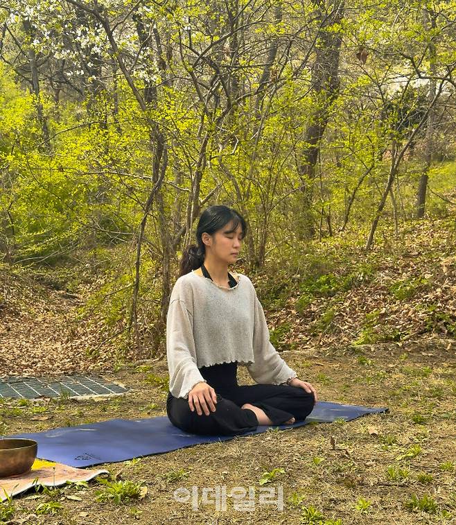 ‘잠시섬빌리지’의 숲 속 요가 프로그램