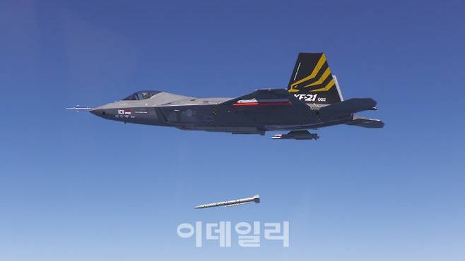 KF-21 시제 2호기가 공대공미사일 ‘미티어’에 대한 무장분리 시험을 하고 있다. (사진=방위사업청)
