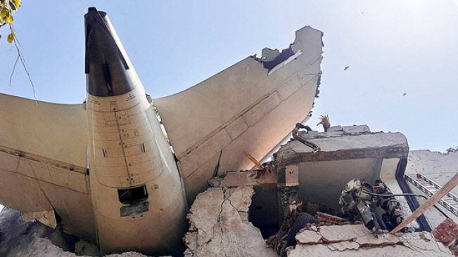 12일(현지시간) 242명을 태운 인도 항공사 에어인디아의 AI171 여객기가 이륙 직후 인근 거주 지역에 추락한 가운데 여객기의 꼬리 부분이 건물에 박혀있는 모습. (사진=AFP연합뉴스)