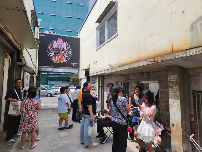 - 성수 특유의 올드한 분위기가 물씬 풍기는 거리