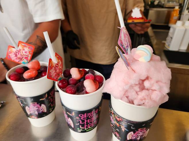 - 폭력적인 비주얼의 카페 테마 음료