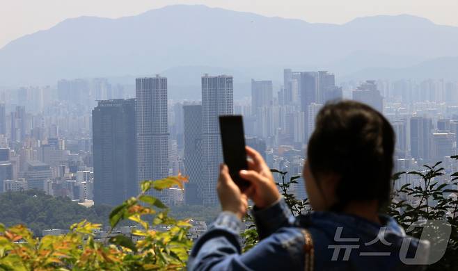 서울 아파트값이 19주 연속 상승세를 보인 12일 서울 남산을 찾은 외국인이 도심 아파트단지 등을 촬영하고 있다. ⓒ News1 박정호 기자