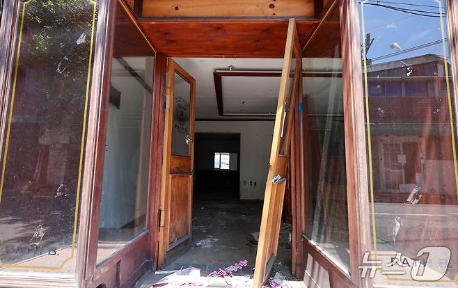 12일 출입통제된 서울 용산구 한남3구역 재개발 현장의 모습.