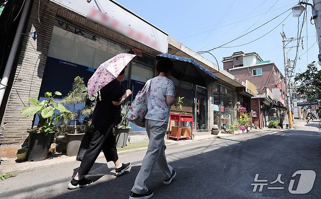 11일 서울 용산구 한남5구역에서 어르신들이 발걸음을 옮기고 있다.