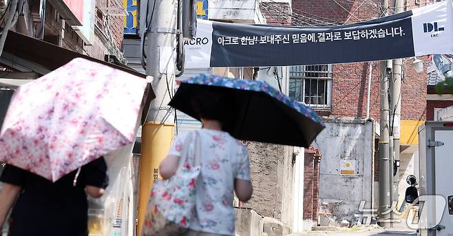 재개발이 확정된 한남5구역에 시공사로 정해진 DL E&C의 현수막이 걸려 있다.