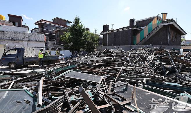 4일 오후 서울 용산구 한남3구역 재개발 현장에서 관계자들이 철거 작업을 하고 있다.