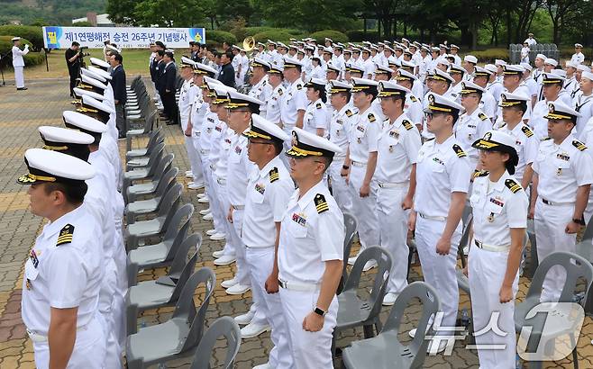 13일 오후 경기 평택시 포승읍 해군 2함대 사령부에서 열린 '제1연평해전 승전 26주년 기념행사'에서 참석자들이 해군가를 제창하고 있다. 2025.6.13/뉴스1 ⓒ News1 장수영 기자