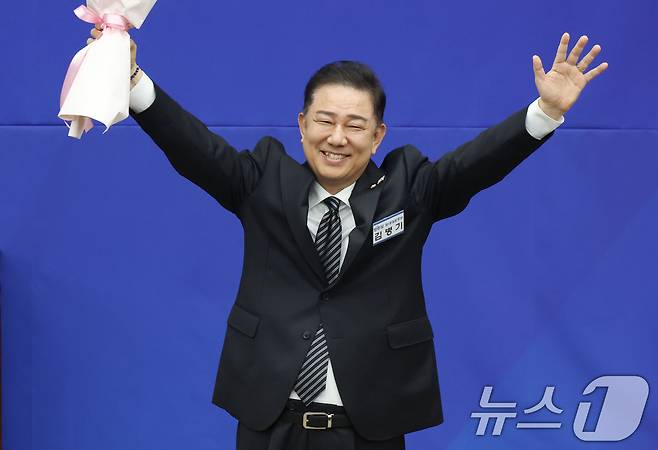 13일 오후 서울 여의도 국회에서 열린 더불어민주당 제2기 원내대표 선출 의원총회에서 새 원내대표로 당선된 김병기 의원이 두팔 들어 인사하고 있다. 2025.6.13/뉴스1 ⓒ News1 이광호 기자