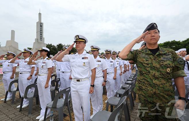 13일 오후 경기 평택시 포승읍 해군 2함대 사령부에서 열린 '제1연평해전 승전 26주년 기념행사'에서 참석자들이 국기에 대한 경례를 하고 있다. 2025.6.13/뉴스1 ⓒ News1 장수영 기자