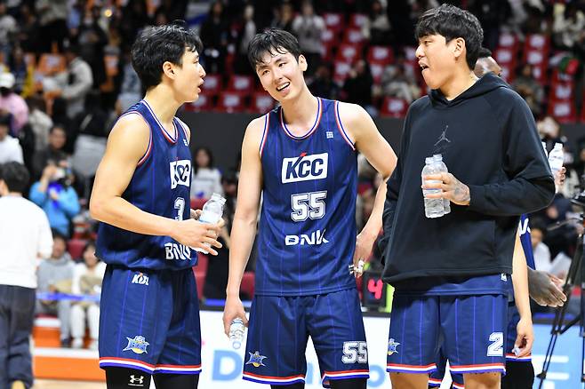 경기 중 대화하고 있는 허웅(왼쪽)과 송교창. 사진제공=KBL