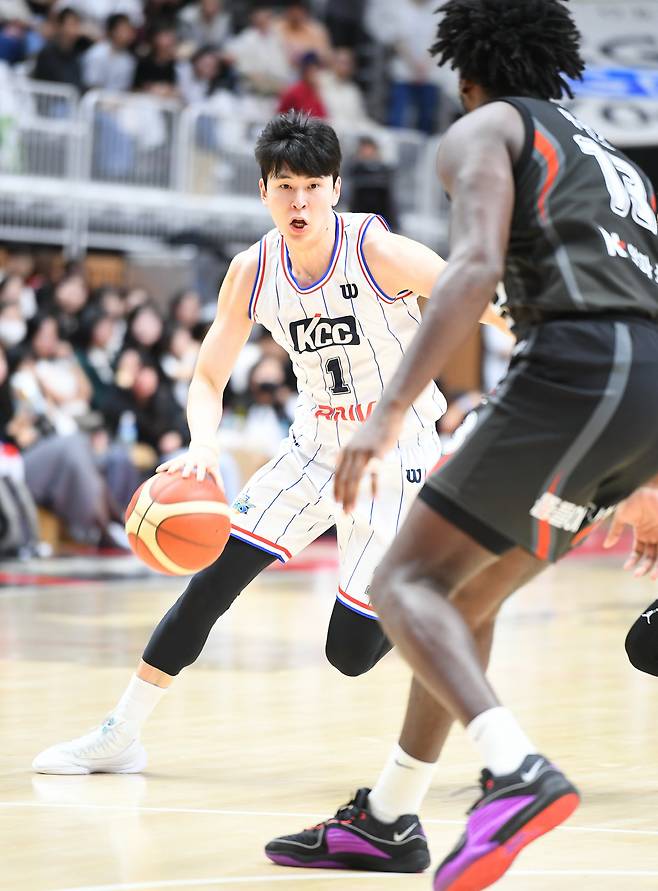 KCC 이호현이 경기 중 드리블 돌파를 시도하고 있다. 사진제공=KBL