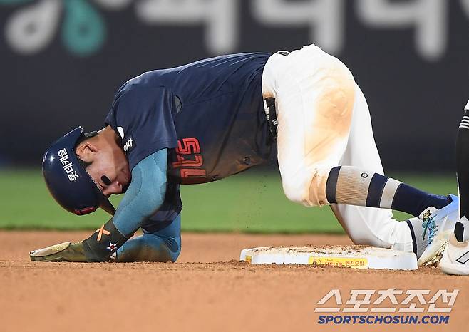 고통을 느낀 장두성이 일어나지 못하고 있다.