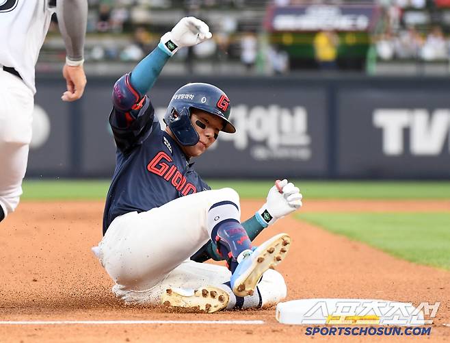 3회초 1사 1, 2루 장두성이 2타점 3루타를 친 후 3루에 안착하고 있다.