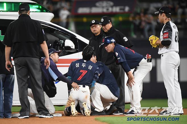장두성이 피까지 토하자 구급차가 들어왔다