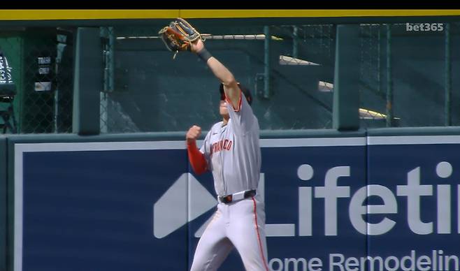 이정후가 9회말 조던 벡의 좌중간 큼지막한 타구를 펜스에 부딪히며 잡아내고 있다. 사진=MLB.TV 캡처