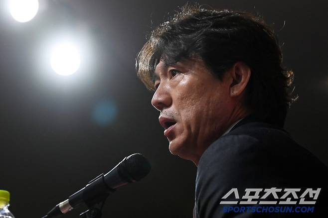 홍명보 축구 국가대표팀 감독이 26일 서울 신문로 축구회관에서 A매치에 나설 국가대표팀 명단을 발표했다. 홍명보호는 2026년 북중미월드컵 아시아 3차예선의 마지막 2연전을 앞두고 있다. 6월6일 이라크 바스라에서 이라크와 9차전을, 10일 서울월드컵경기장에서 쿠웨이트와 10차전을 치른다. 질문에 답하는 홍명보 감독의 모습. 허상욱 기자wook@sportschosun.com/2025.05.26/