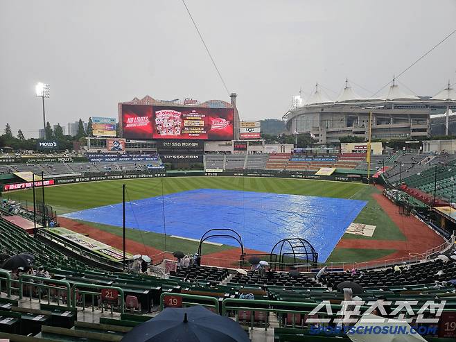 비가 내리는 SSG 랜더스필드. 김영록 기자