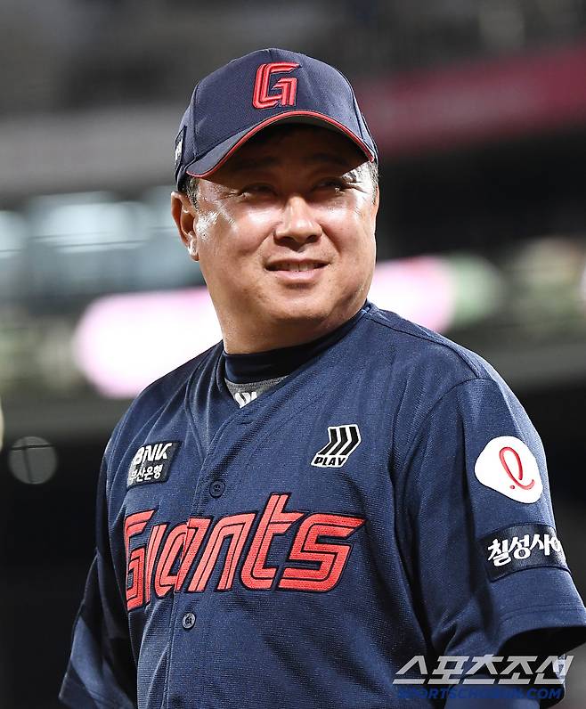 11일 수원 KT위즈파크에서 열린 롯데-KT전. 롯데가 4대3 역전승을 거뒀다. 김태형 감독이 팬들의 환호에 미소짓고 있다. 수원=정재근 기자 cjg@sportschosun.com/2025.6.11/