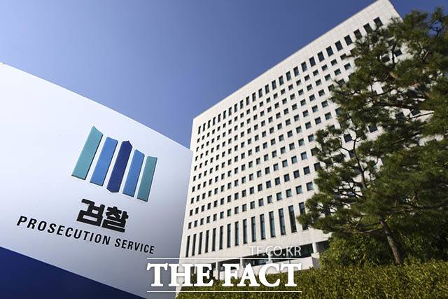 민주당 강준현·김용민·김문수·민형배·장경태 의원은 11일 국회 소통관에서 기자회견을 열고 검찰개혁 4법을 발의했다고 밝혔다. 법안은 △검찰청법 폐지법(김용민) △공소청 신설법(김용민) △중대범죄수사청 신설법(민형배) △국가수사위원회 신설법(장경태)으로 구성돼 있다. /남용희 기자