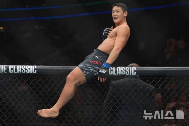 지난 6월 8일 UFC 데뷔전에서 28초 만에 한방 KO승을 거둔 후 옥타곤 철책에 올라 기뻐하고 있는 유주상. ㅣ AP뉴시스