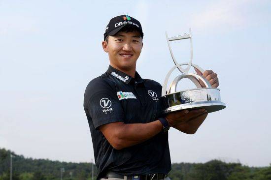 김홍택이 백송홀딩스-아시아드CC 부산오픈 우승 직후 트로피를 들고 환하게 웃고 있다. 사진제공=KPGA