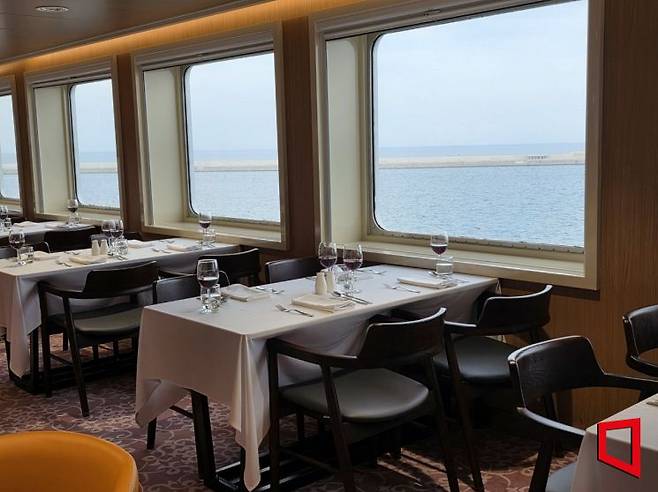 팬스타 미라클호 7층 식당 '마스카라데'. 김영원 기자