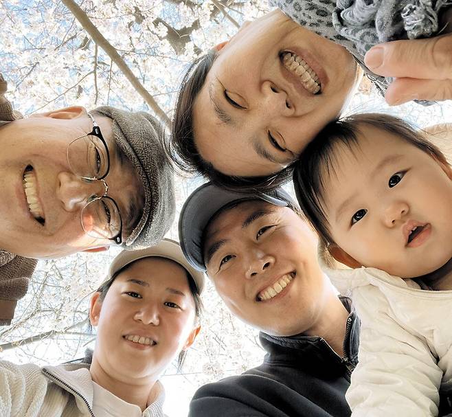 서울시 주최 '2025 탄생응원 서울축제'의 사진 공모전에서 최우수상을 받은 작품 '누가 꽃이게?'. 사진 오른쪽부터 시계방향으로 박서은양, 박일훈·김희수 부부, 박씨의 부모인 박철희·안지영씨. 이 가족은 양가 부모가 번갈아 손녀를 함께 돌보는데, 이날은 이들이 돌봐주는 날이었다. /김희수씨 제공