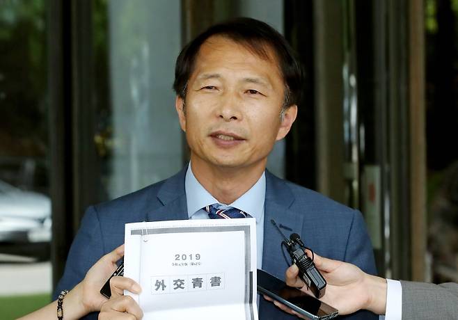 송기호 변호사가 2023년 6월 1일 오전 서울 서초구 대법원에서 열린 정보 비공개 처분 취소 청구 상고심에서 원고 패소 판결을 받은 뒤 취재진 질문에 답변하고 있는 모습.대법원은 2015년 한일 위안부 문제 협상과 관련한 문서를 공개하지 않은 외교부의 조치는 정당하다고 판단했다. 대법원 3부는 민주사회를위한변호사모임(민변) 소속 송기호 변호사가 외교부를 상대로 낸 정보 비공개 처분 취소 청구 소송 상고심에서 원고 패소 판결한 원심을 확정했다. /뉴스1