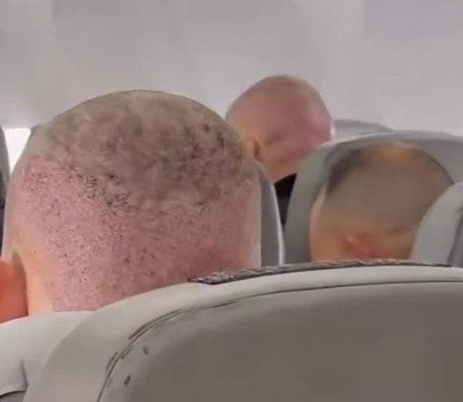 튀르키예에서 모발 이식을 마친 남성들이 귀국하는 항공편에서 찍힌 영상./인스타그램
