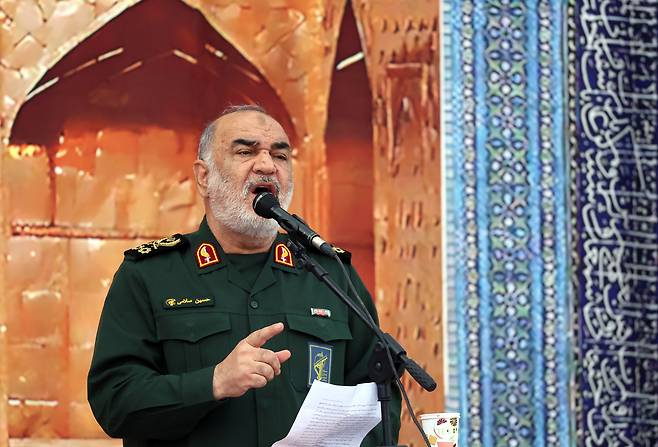 이슬람 혁명 수비대(IRGC) 사령관 후세인 살라미가 2025년 5월 15일 이란 테헤란에서 열린 에브라힘 라이시 전 이란 대통령 서거 1주기 추모식에서 연설하고 있다./연합뉴스