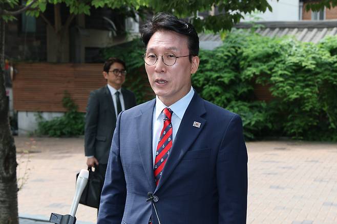 김민석 국무총리 후보자가 13일 오전 서울 종로구 통의동 금융감독원 연수원에 마련된 인사청문회 준비 사무실로 출근을 하면서 취재진의 질문에 답변을 하고 있다. /뉴스1