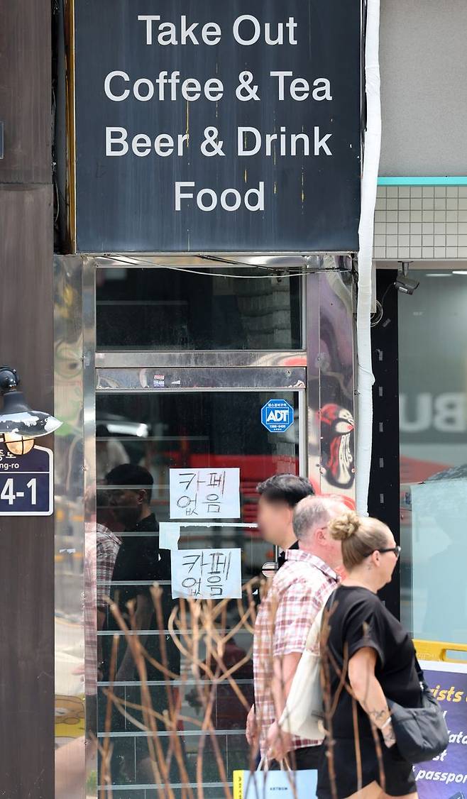 서울 시내의 한 카페에 폐업 안내문이 붙어 있다.ⓒ뉴시스