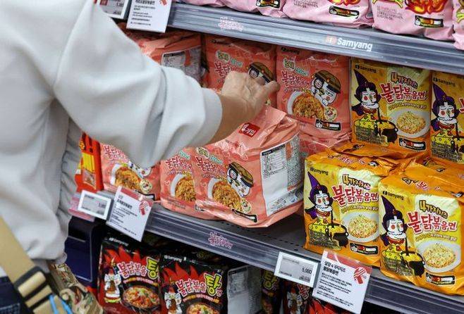 서울 시내 대형마트에서 한 시민이 불닭볶음면을 구매하고 있다. ⓒ삼양식품