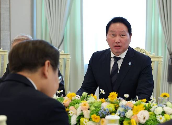최태원 SK그룹 회장 겸 대한상공회의소회장이 13일 서울 용산 대통령실에서 열린 이재명 대통령과의 6경제단체와 기업인 간담회에서 발언하고 있다. ⓒ뉴시스