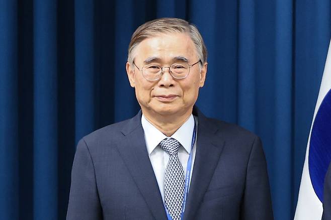 이재명 정부 첫 국가정보원장 후보자로 임명된 이종석 전 통일부 장관이 4일 서울 용산구 대통령실 청사 브리핑룸에서 열린 인선 발표에 참석해 있다. 2025.6.4/뉴스1