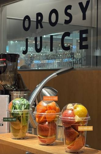 첨가물 없이 원물만 100% 착즙하는 오롯이 주스.