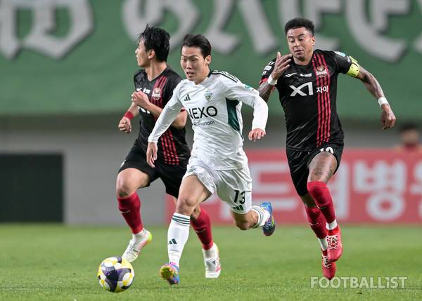 강상윤(가운데, 전북 현대), 제시 린가드(오른쪽, FC서울). 서형권 기자