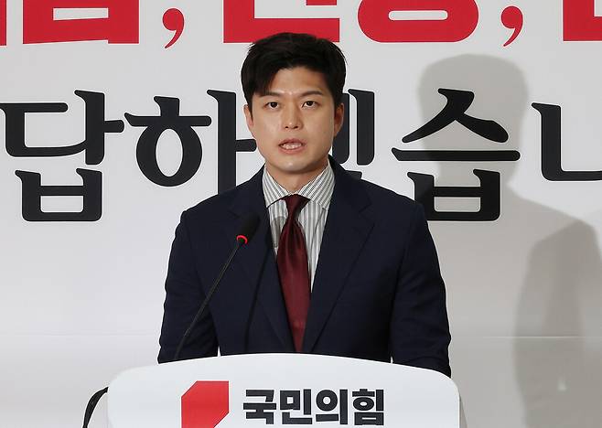 국민의힘 김용태 비상대책위원장이 13일 국회에서 이재명 대통령의 불법 대북송금 의혹 재판과 관련해 입장 발표를 하고 있다. 연합뉴스
