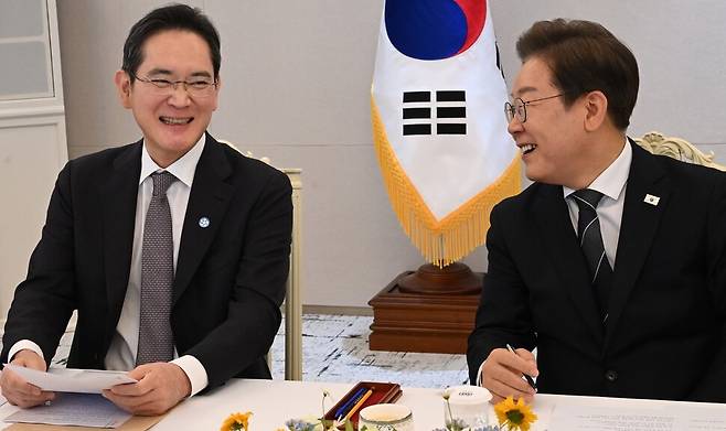 이재명 대통령이 13일 서울 용산 대통령실청사에서 열린 6경제단체와 기업인 간담회에서 이재용 삼성전자 회장의과 이야기를 나누고 있다. 대통령실사진기자단