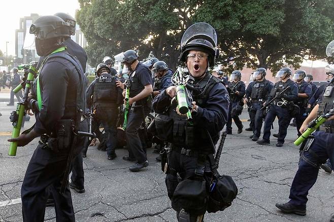 2025년 6월9일 미국 캘리포니아주 로스앤젤레스에서 비살상용 무기로 무장한 경찰이 시위 진압 작전을 벌이고 있다. AFP 연합뉴스