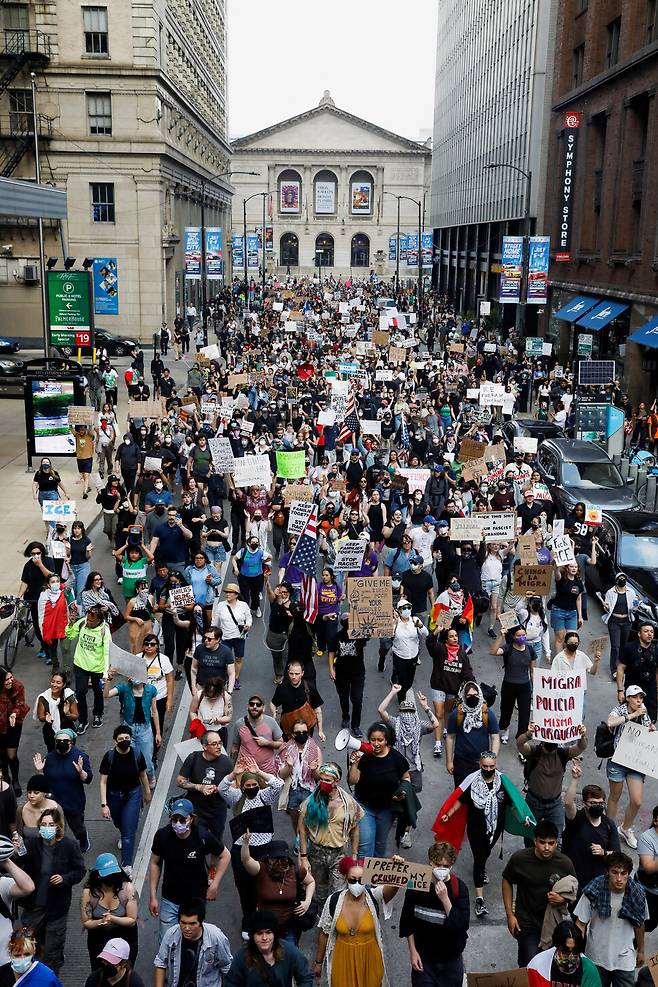 2025년 6월10일 미국 일리노이주 시카고에서 시민들이 강압적인 이민자 단속을 비판하는 행진을 하고 있다. REUTERS 연합뉴스