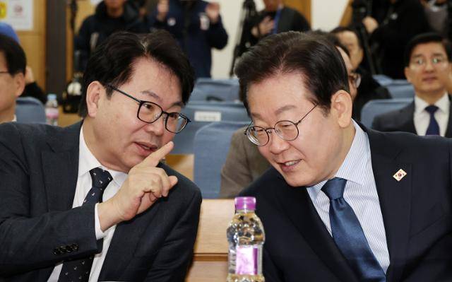 이재명 당시 더불어민주당 당대표가 지난 2월 7일 국회에서 열린 정책 소통 플랫폼 '모두의 질문Q' 출범식에서 이한주 민주연구원장과 대화하고 있다. 뉴시스