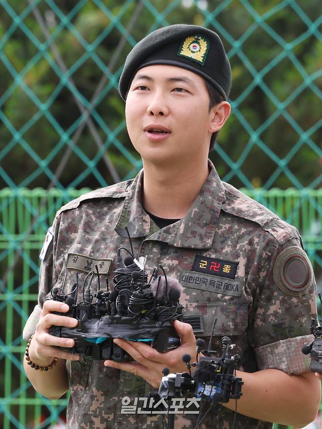 군 복무를 마친 그룹 방탄소년단(BTS) RM, 뷔가 10일 오전 강원도 춘천시 신북읍 체육공원에서 전역 소감을 밝히고 있다. 육군 제15보병사단 승리부대에서 복무한 RM과 육군 2군단 수도방위사령부 쌍용부대에서 복무한 뷔가 이날 전역했다. RM과 뷔는 안전 문제가 우려된다는 군의 요청에 따라 소속사에서 마련한 별도의 장소에서 전역 행사를 진행했다. 춘천=서병수 기자 qudtn@edaily.co.kr /2025.06.10/