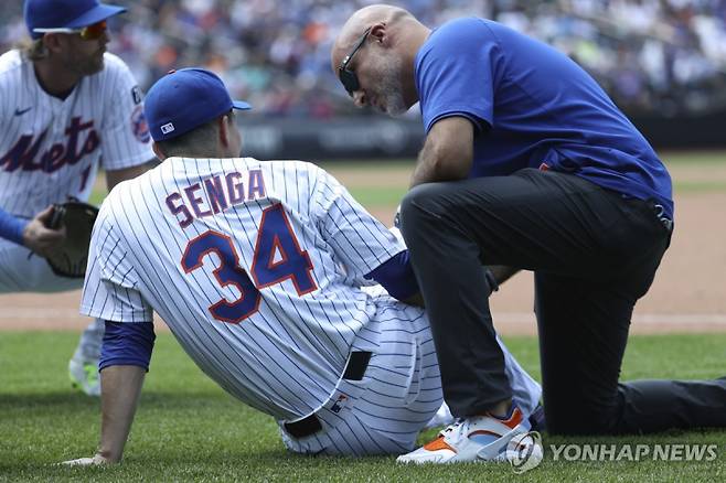 뉴욕 메츠의 일본인 선발 센가가 13일(한국시간) 미국 뉴욕 시티필드에서 열린 워싱턴과 홈 경기, 6회초 수비 때 허벅지 통증을 호소하고 있다. AP=연합뉴스