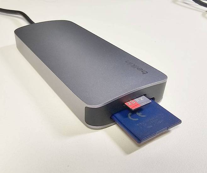 2개의 SD카드를 동시에 꽂은 상태에서 모두 인식이 가능 / 출처=IT동아