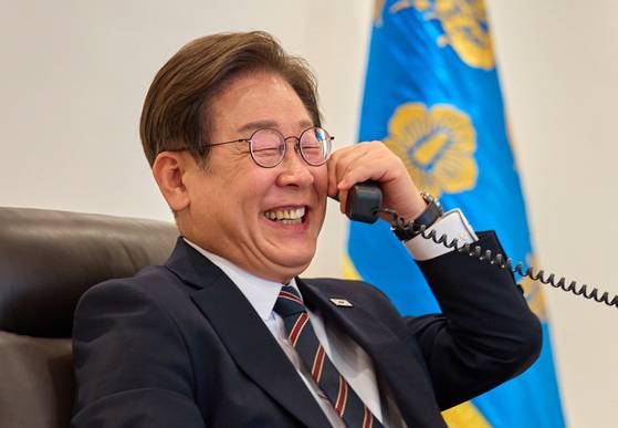 이재명 대통령이 9일 서울 용산구 대통령실 청사 집무실에서 이시바 시게루 일본 총리와 전화 통화를 하던 중 미소 짓고 있다. 대통령실 제공