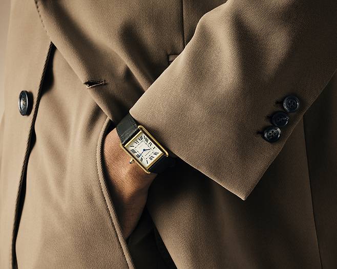 2025년 탱크 루이 까르띠에 신제품 모델 착용 사진. 사진 까르띠에