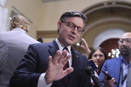 12일(현지시간) 미국 워싱턴 DC 연방의회에서 마이크 존슨 하원의장(공화당, 루이지애나)이 알렉스 파디야 민주당 상원의원 강제 퇴장 건과 관련된 취재진 질문에 답변을 하고 있다. AP=연합뉴스