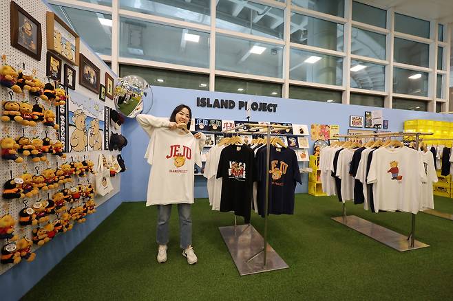 12일 제주국제공항에 열린 '제주국제공항 여객청사 및 상업시설 소개 행사'에서 제주 감귤, 해녀 등을 활용한 의류를 판매하는 '아일랜드 팩토리' 팝업 매장을 선보이고 있다. 공항사진기자단